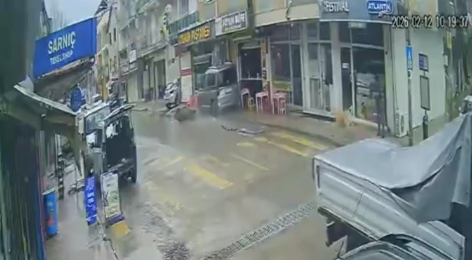 Pastanenin Önünde Korku Dolu Anlar! Şekeri Düşen Sürücü Kaldırıma Daldı (7)