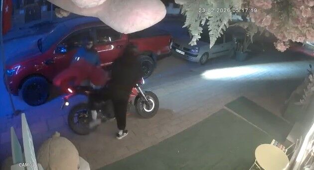 Pelus Ayi Hirsizligi Kamerada Motosikletli Supheliler 5 Bin Tllik Ayiyi Kapi Altina 10 (2)