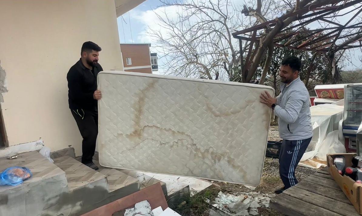 Personel Gitti, Ev Şoke Etti! Patron Sinir Geçirip Eşyaları Ateşe Verdi (3)