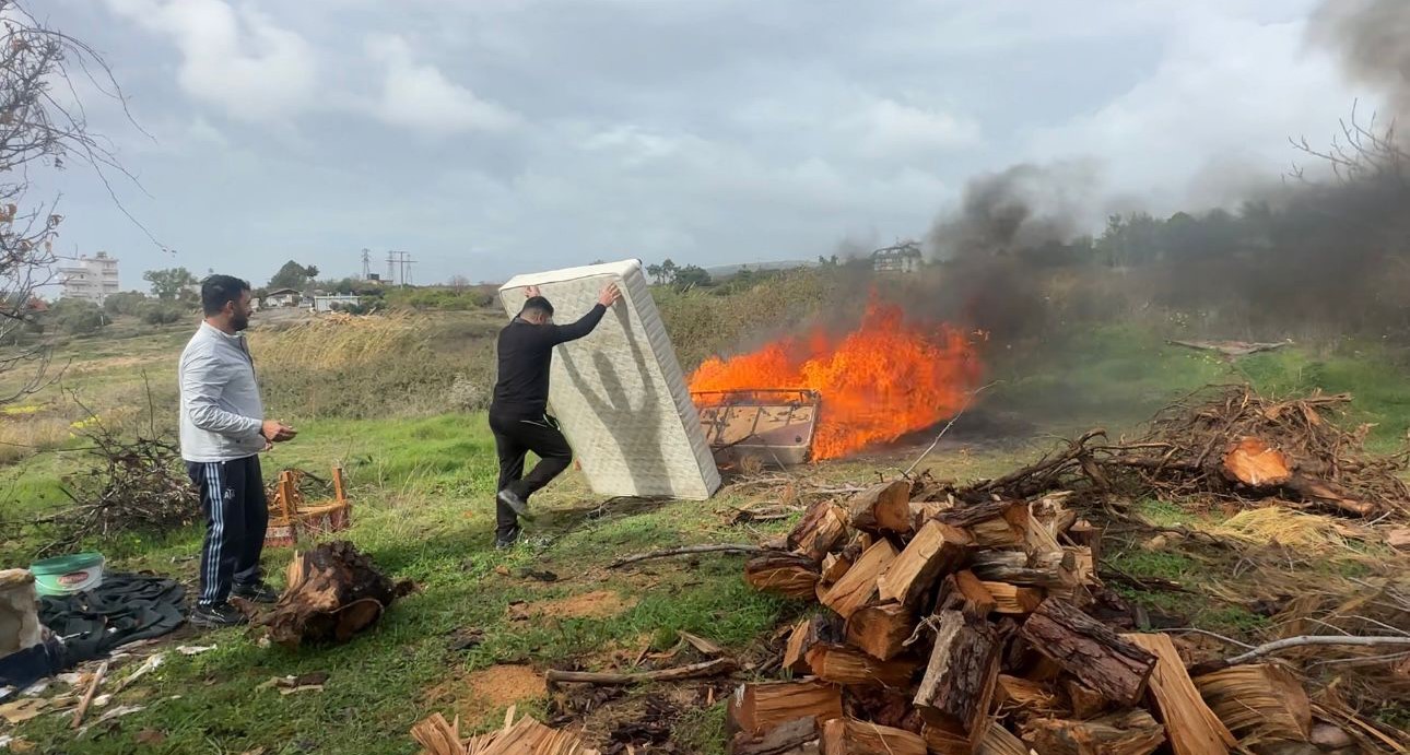 Personel Gitti, Ev Şoke Etti! Patron Sinir Geçirip Eşyaları Ateşe Verdi (7)