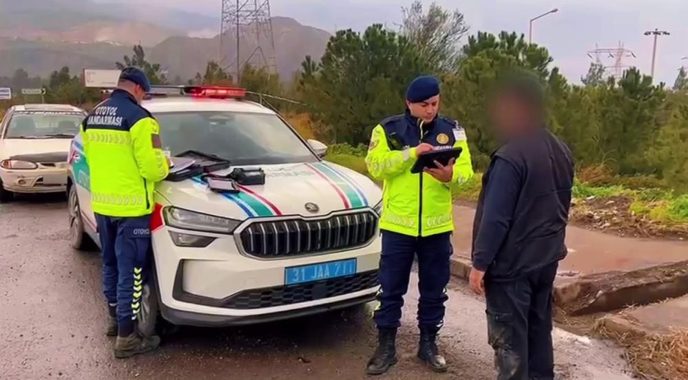 Pes Dedirten Goruntu Uygulamadan Kacmak Icin Otoyolda Geri Gitti (3)