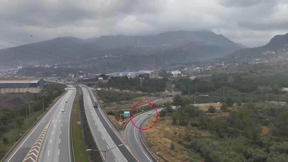 Pes Dedirten Goruntu Uygulamadan Kacmak Icin Otoyolda Geri Gitti (4)