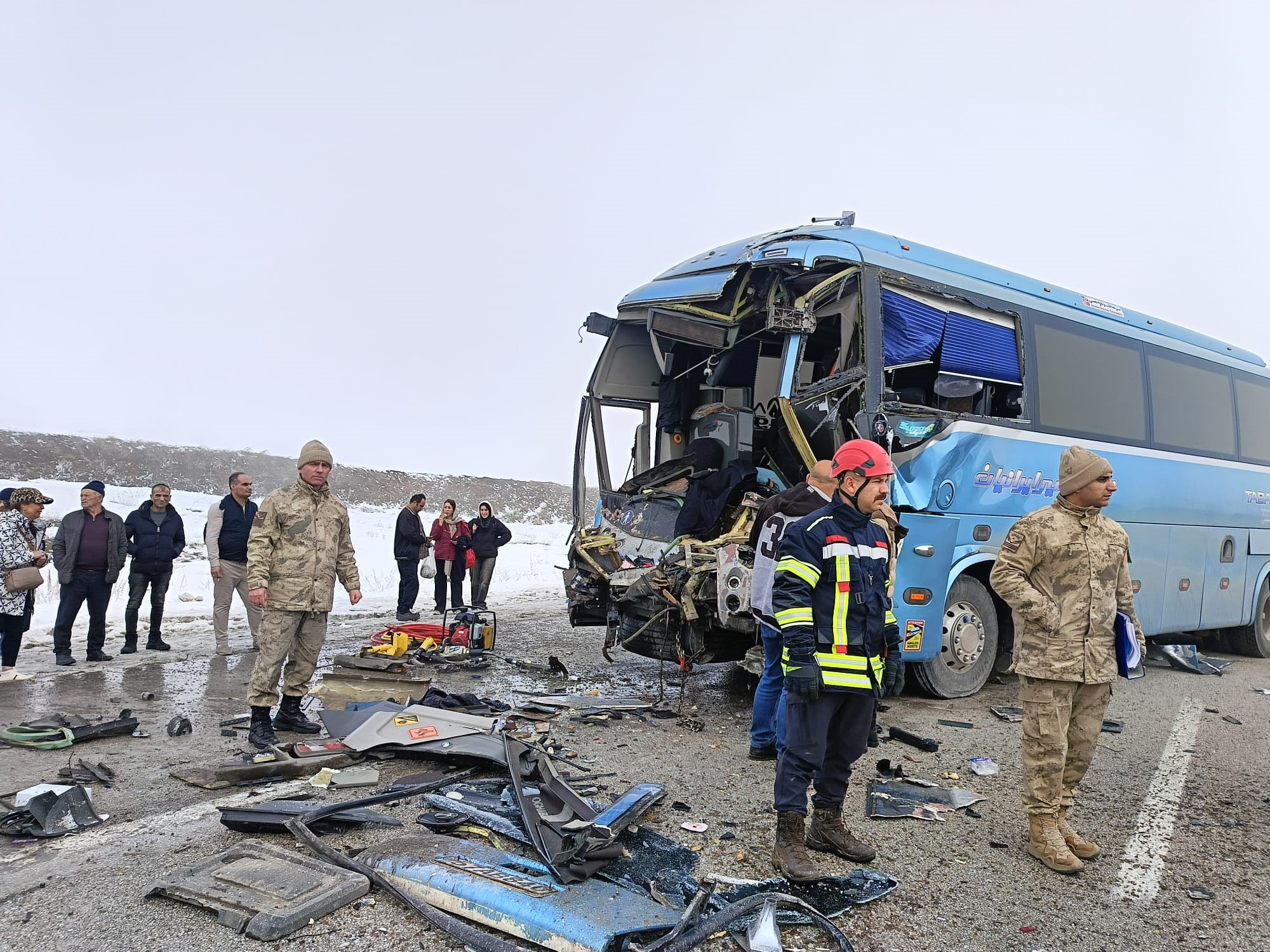 Peş Peşe Zincirleme Kaza! Sis Trafiği Felç Etti, Kaza Bilançosu Ağır Oldu (2)