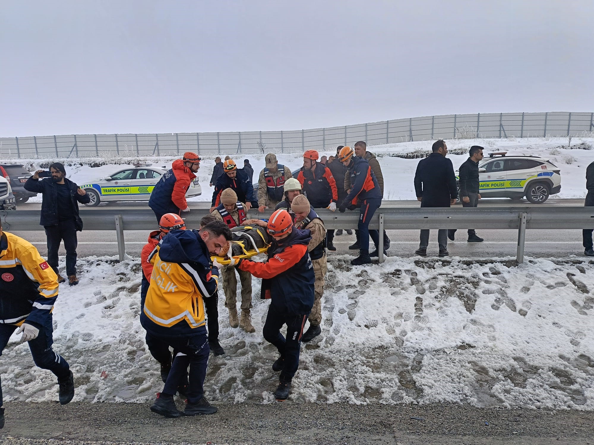 Peş Peşe Zincirleme Kaza! Sis Trafiği Felç Etti, Kaza Bilançosu Ağır Oldu (4)