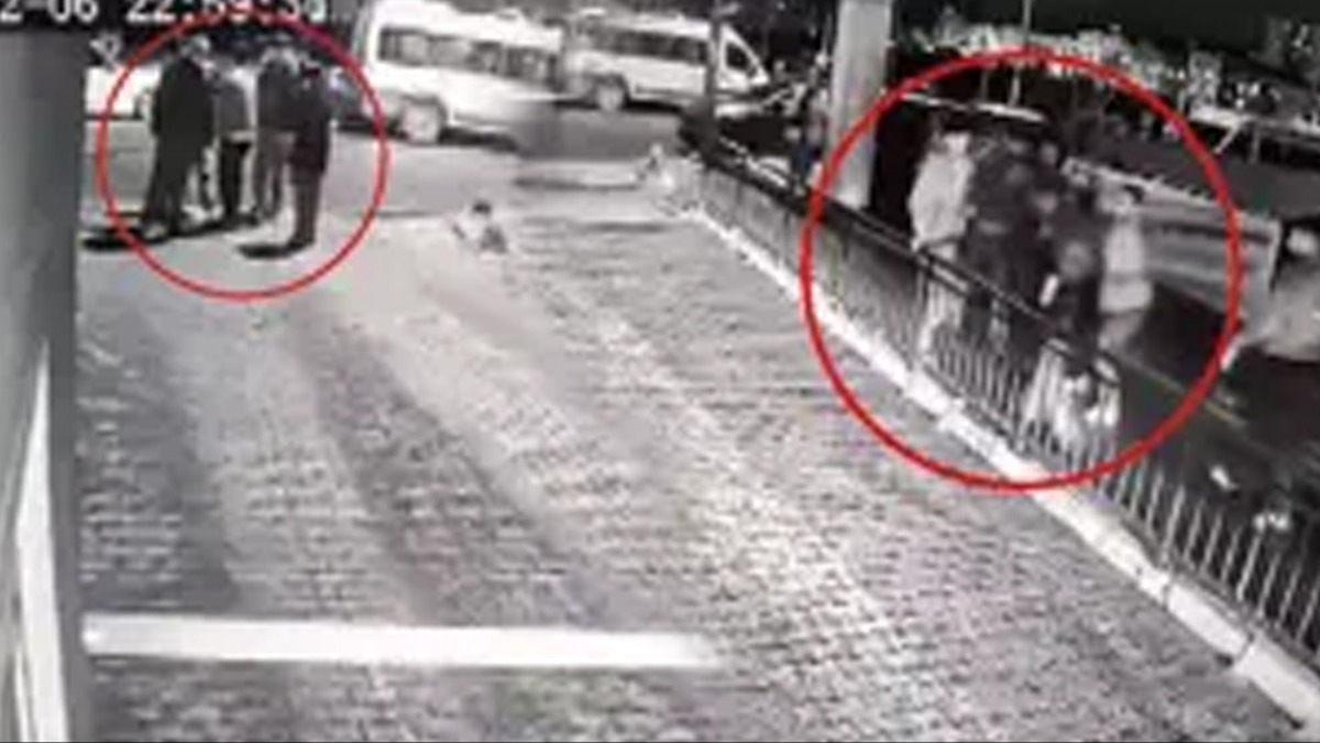 Polis Memuru Ve Esine Sokak Ortasinda Darp O Anlar Kamerada (2)