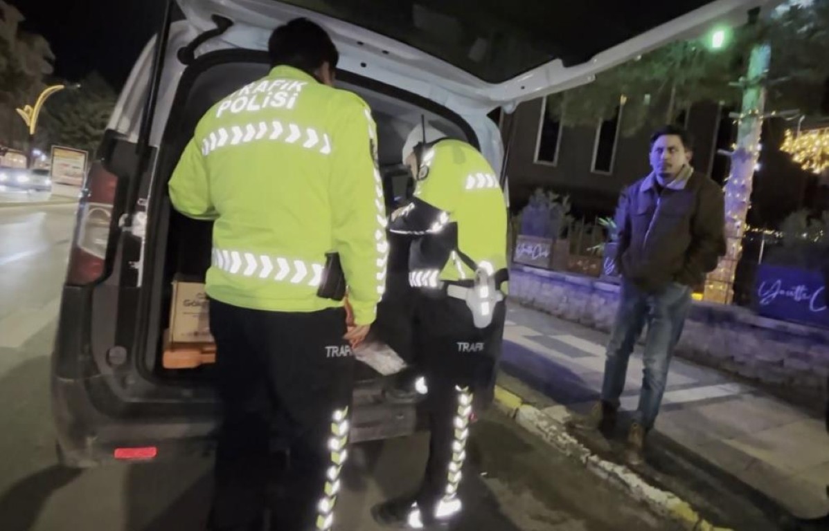 Polisin Sabir Sinavi Biyigimi Keseyim 23 Gosteriyorum Diyen Alkollu Surucu Gundem Oldu (4) (Orta)