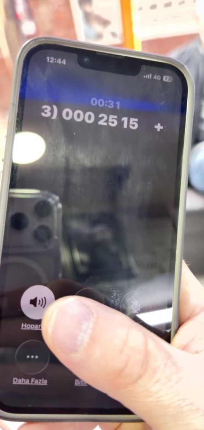Polisiz Diyerek Aradilar Dolandiricilik Girisimi Cep Telefonu Kamerasina Yansidi (2) (Orta)