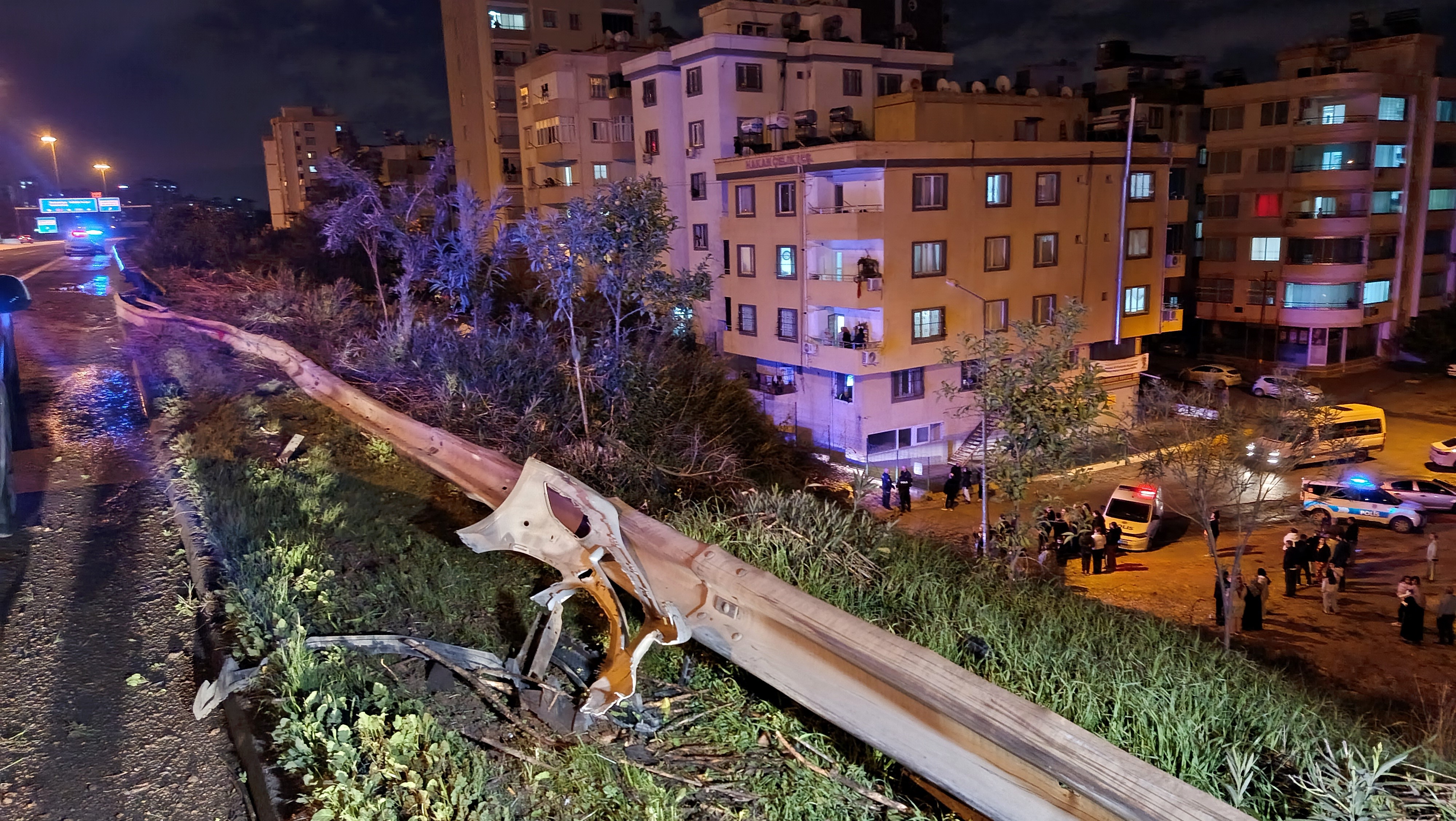 Refüje Çarptı, 65 Metre Şarampole Uçtu 23 Yaşındaki Sürücü Hayatını Kaybetti (5)