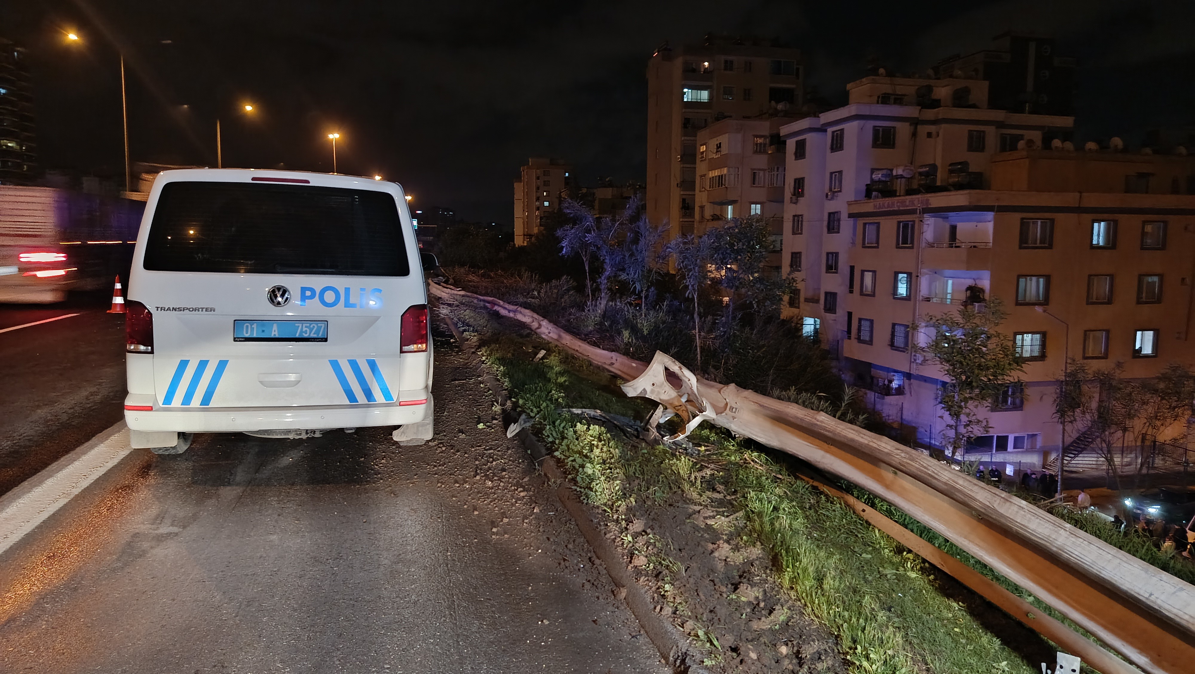 Refüje Çarptı, 65 Metre Şarampole Uçtu 23 Yaşındaki Sürücü Hayatını Kaybetti (6)