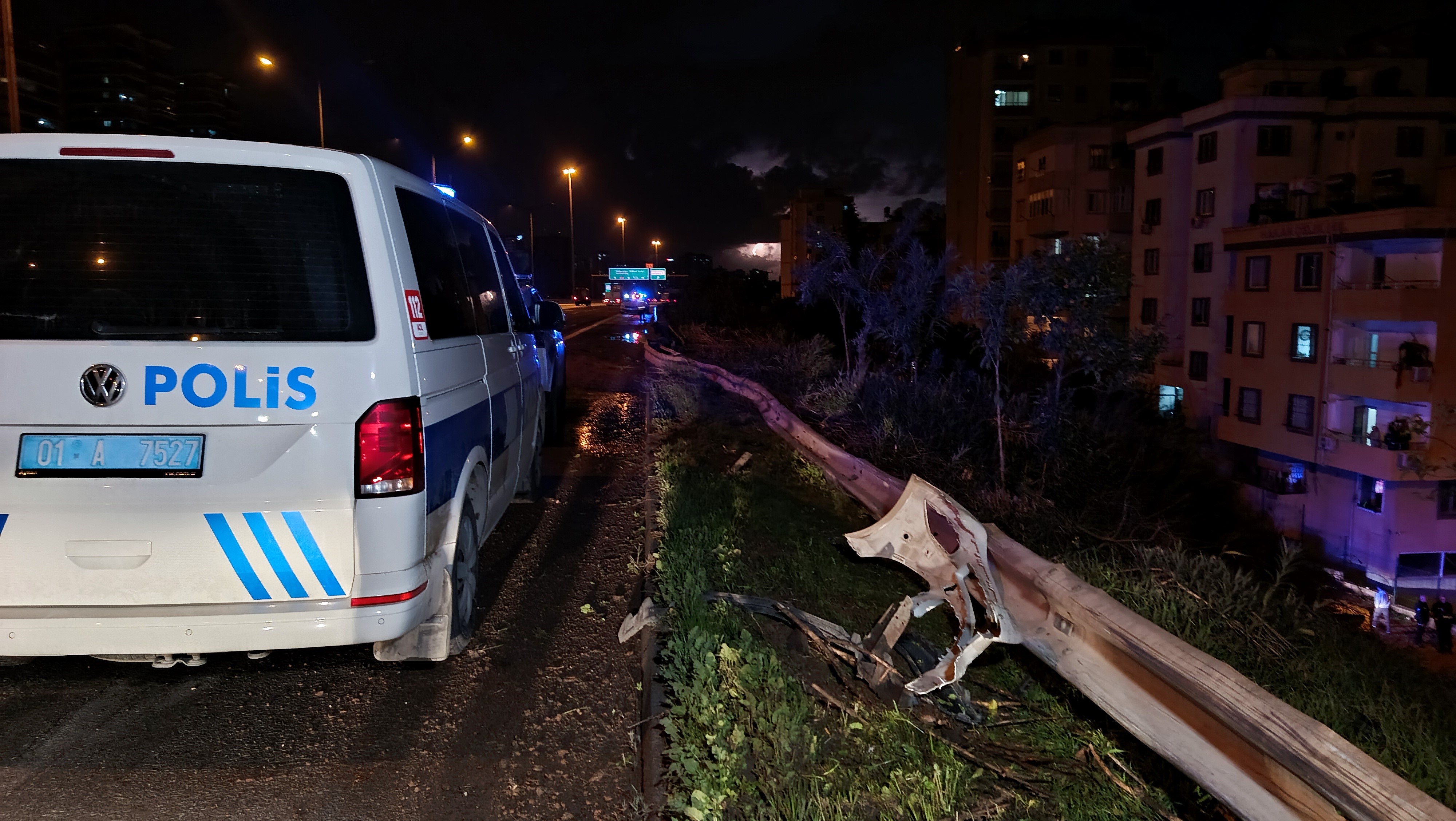 Refüje Çarptı, 65 Metre Şarampole Uçtu 23 Yaşındaki Sürücü Hayatını Kaybetti (7)