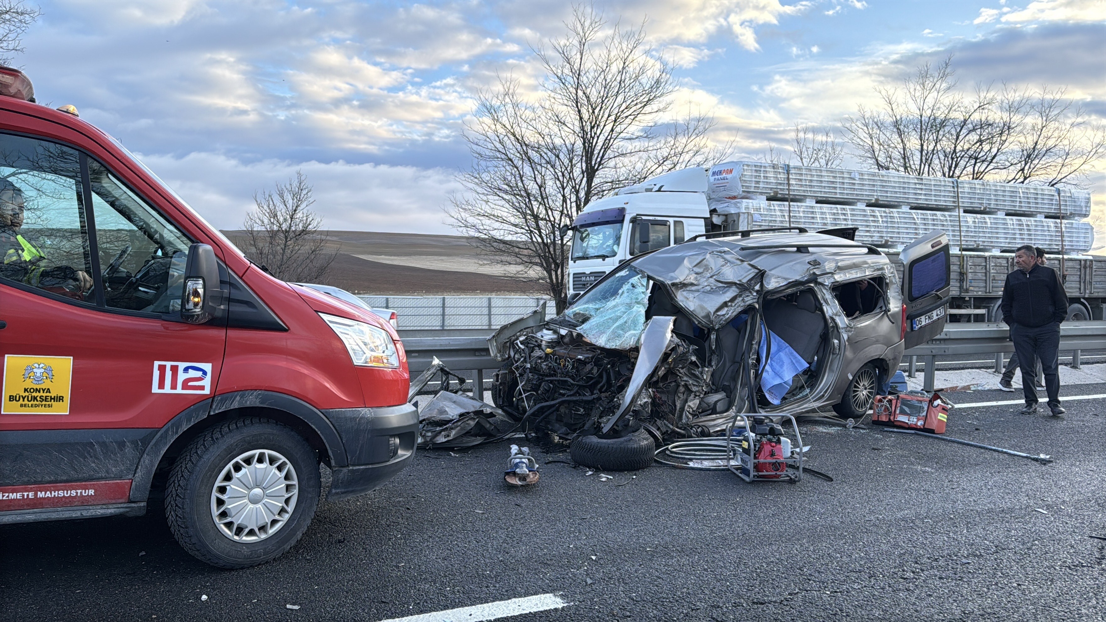 Refüje Çarptı, Tır Biçti! Feci Kazada 69 Yaşındaki Kadın Hayatını Kaybetti (2)