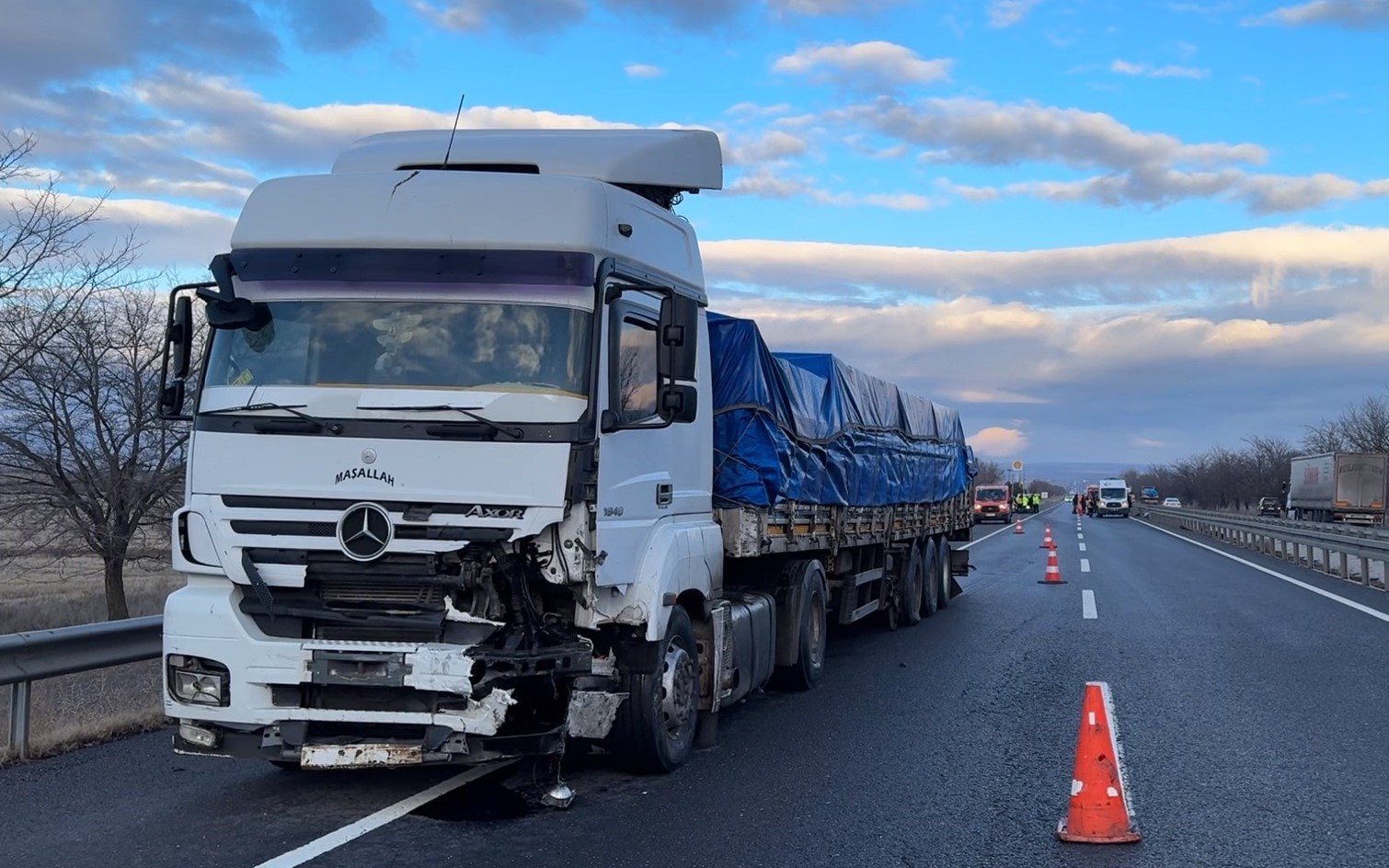 Refüje Çarptı, Tır Biçti! Feci Kazada 69 Yaşındaki Kadın Hayatını Kaybetti (3)