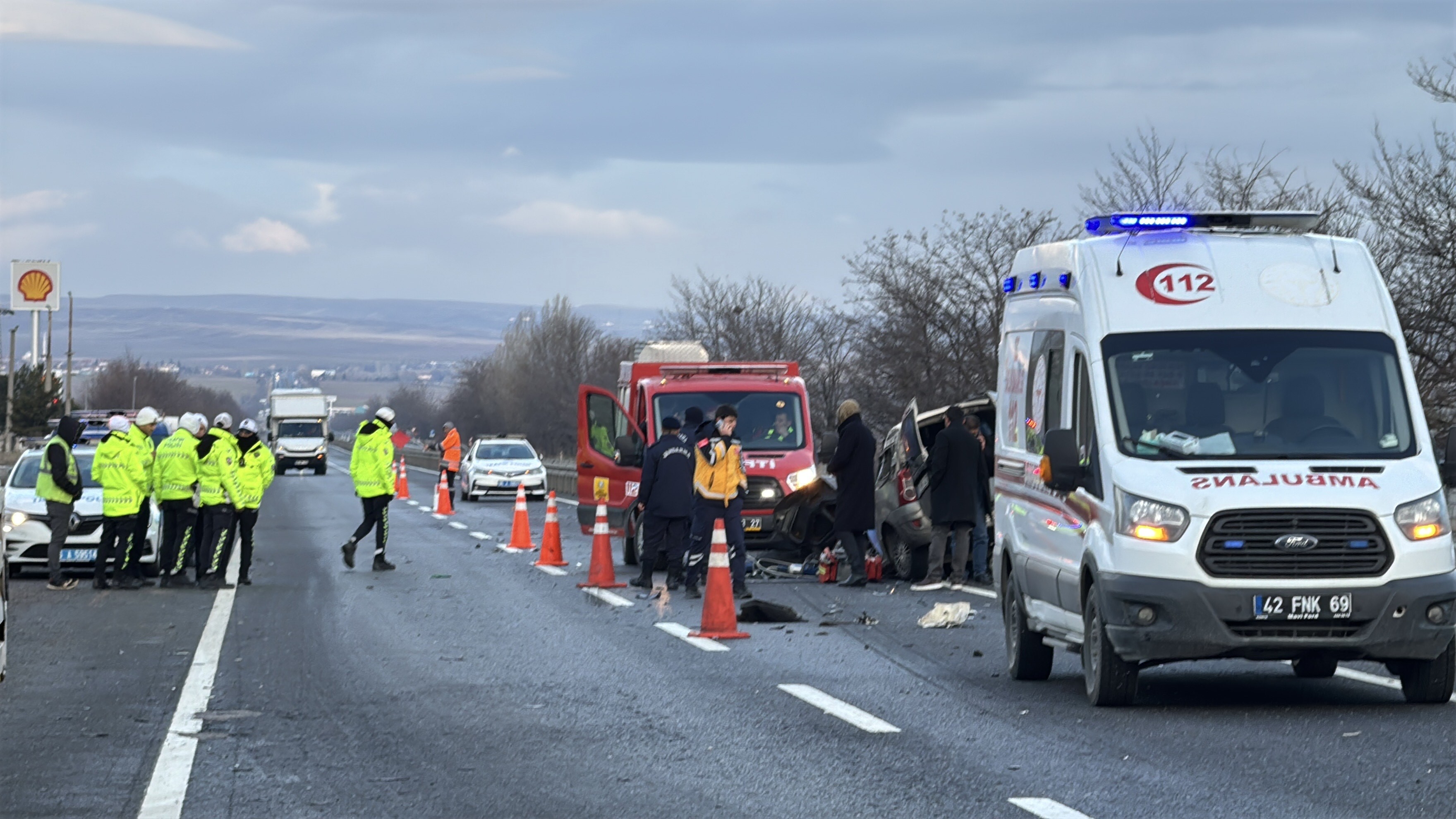 Refüje Çarptı, Tır Biçti! Feci Kazada 69 Yaşındaki Kadın Hayatını Kaybetti (4)