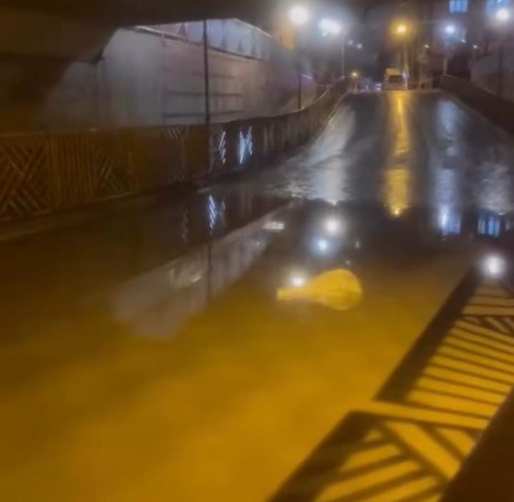 Saganak Hayati Felc Etti Alt Gecitler Kapandi Araclar Mahsur Kaldi (4)