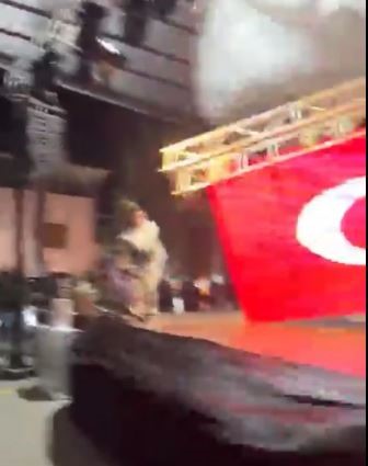 Sahneden Indi Firtina Vurdu Belediye Baskani Olumden Dondu (3)