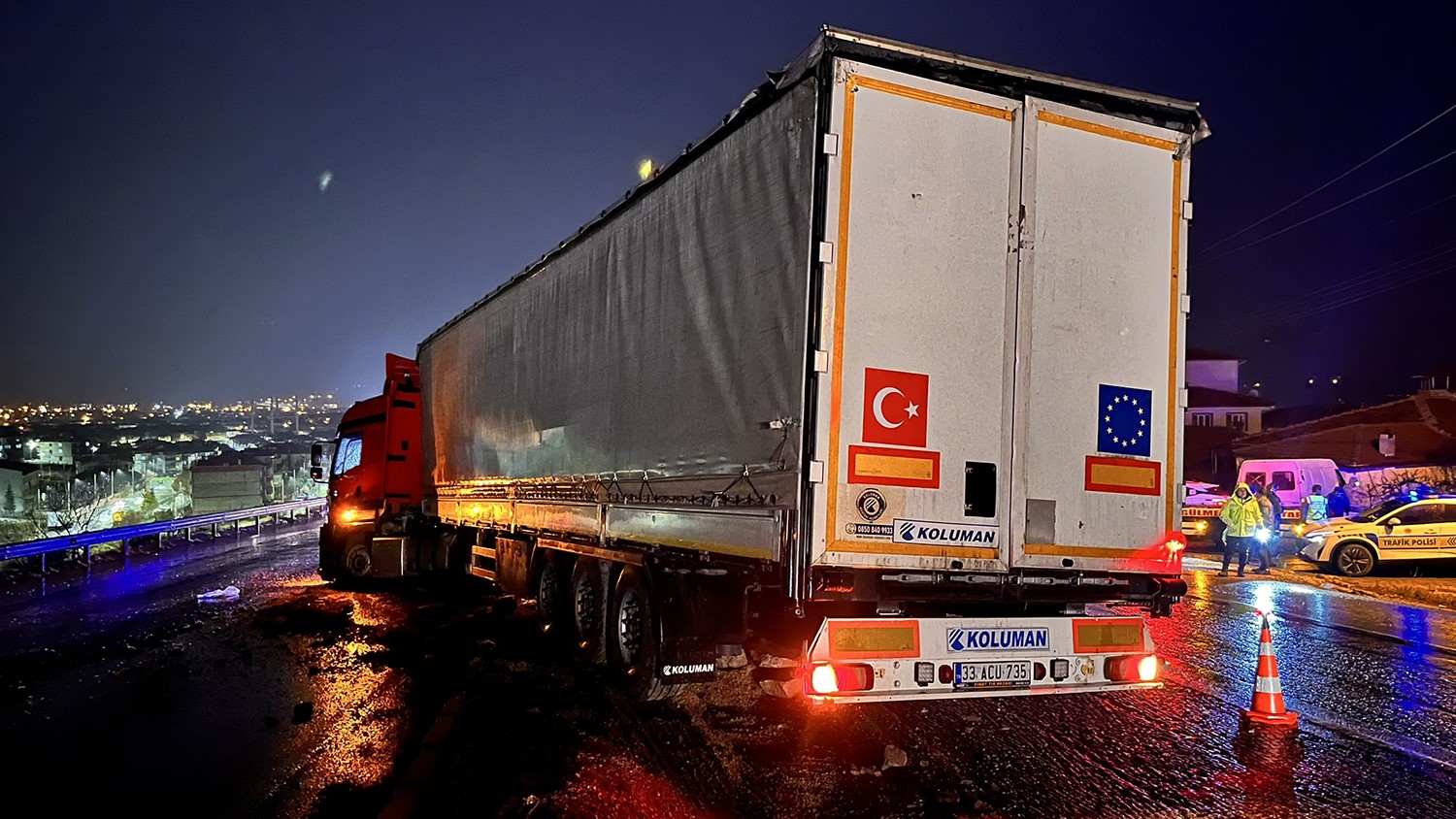 Salihli Ankara Karayolu’nda Korkunç Kaza! Kontrolden Çıkan Tır Ortalığı Savaş Alanına Çevirdi (2)