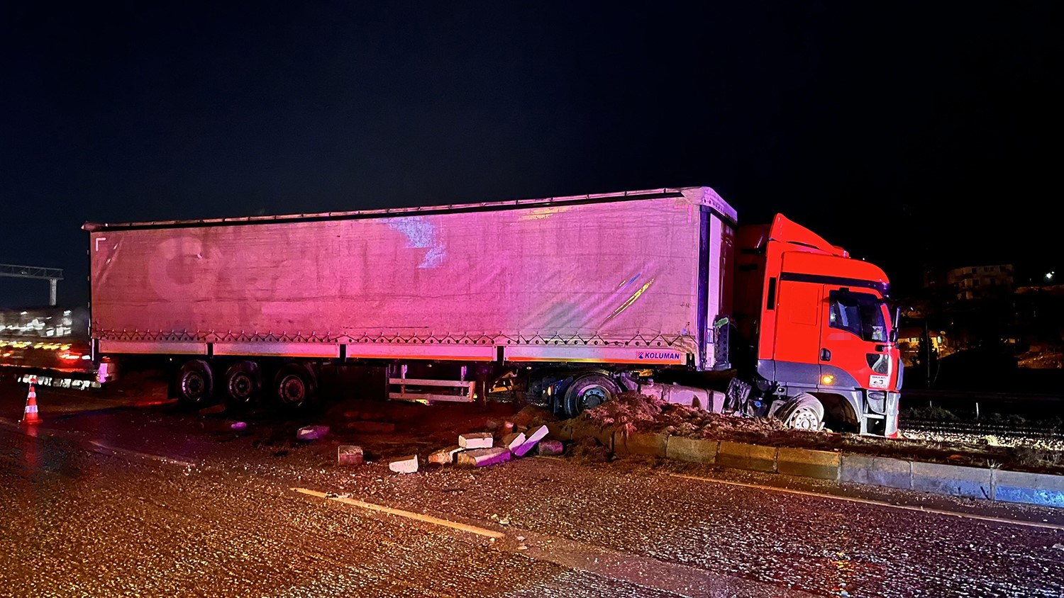 Salihli Ankara Karayolu’nda Korkunç Kaza! Kontrolden Çıkan Tır Ortalığı Savaş Alanına Çevirdi (3)