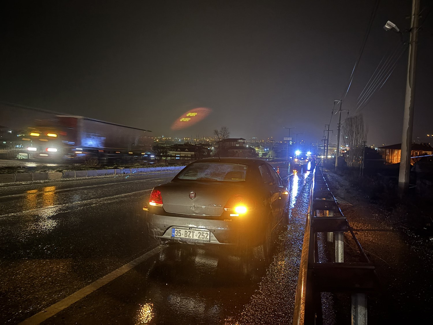 Salihli Ankara Karayolu’nda Korkunç Kaza! Kontrolden Çıkan Tır Ortalığı Savaş Alanına Çevirdi (4)