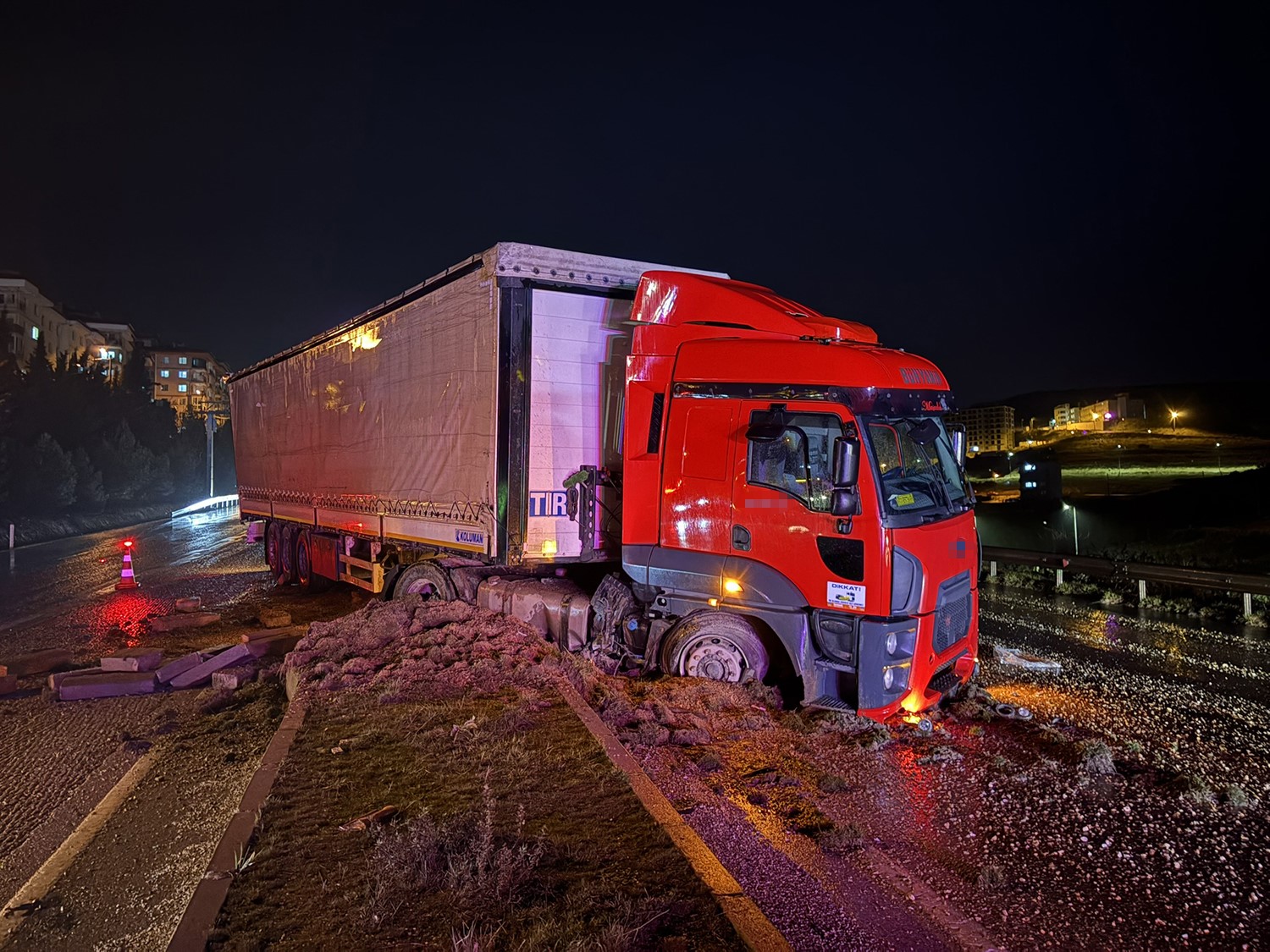 Salihli Ankara Karayolu’nda Korkunç Kaza! Kontrolden Çıkan Tır Ortalığı Savaş Alanına Çevirdi (6)