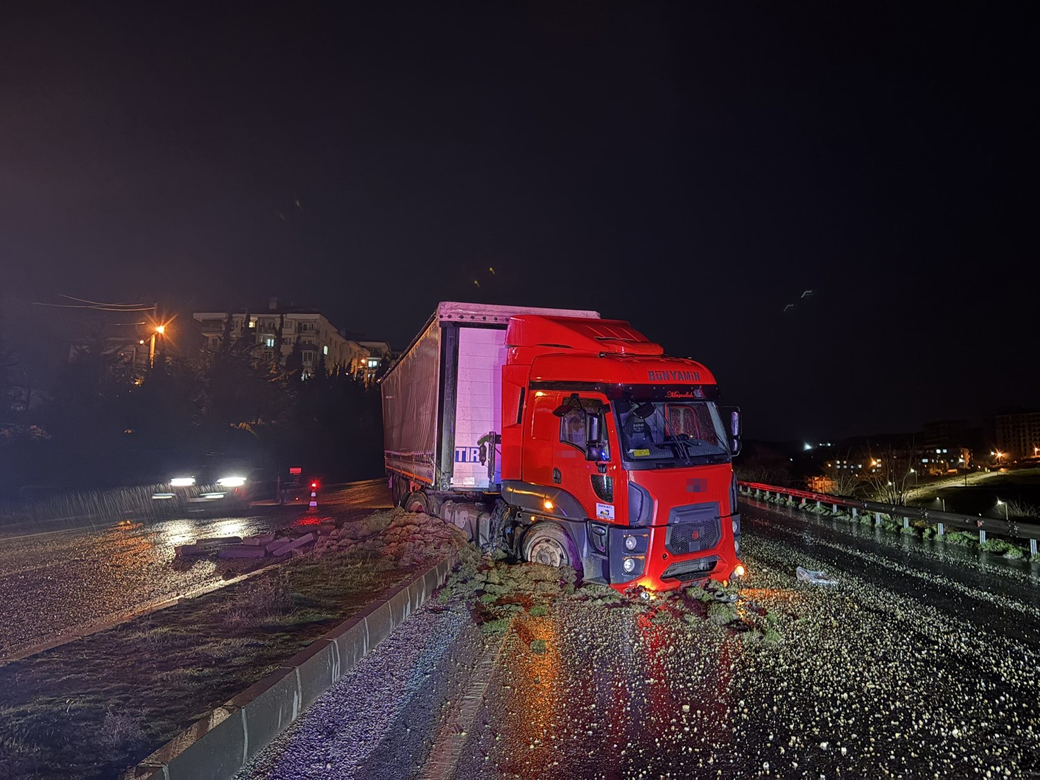 Salihli Ankara Karayolu’nda Korkunç Kaza! Kontrolden Çıkan Tır Ortalığı Savaş Alanına Çevirdi (7)