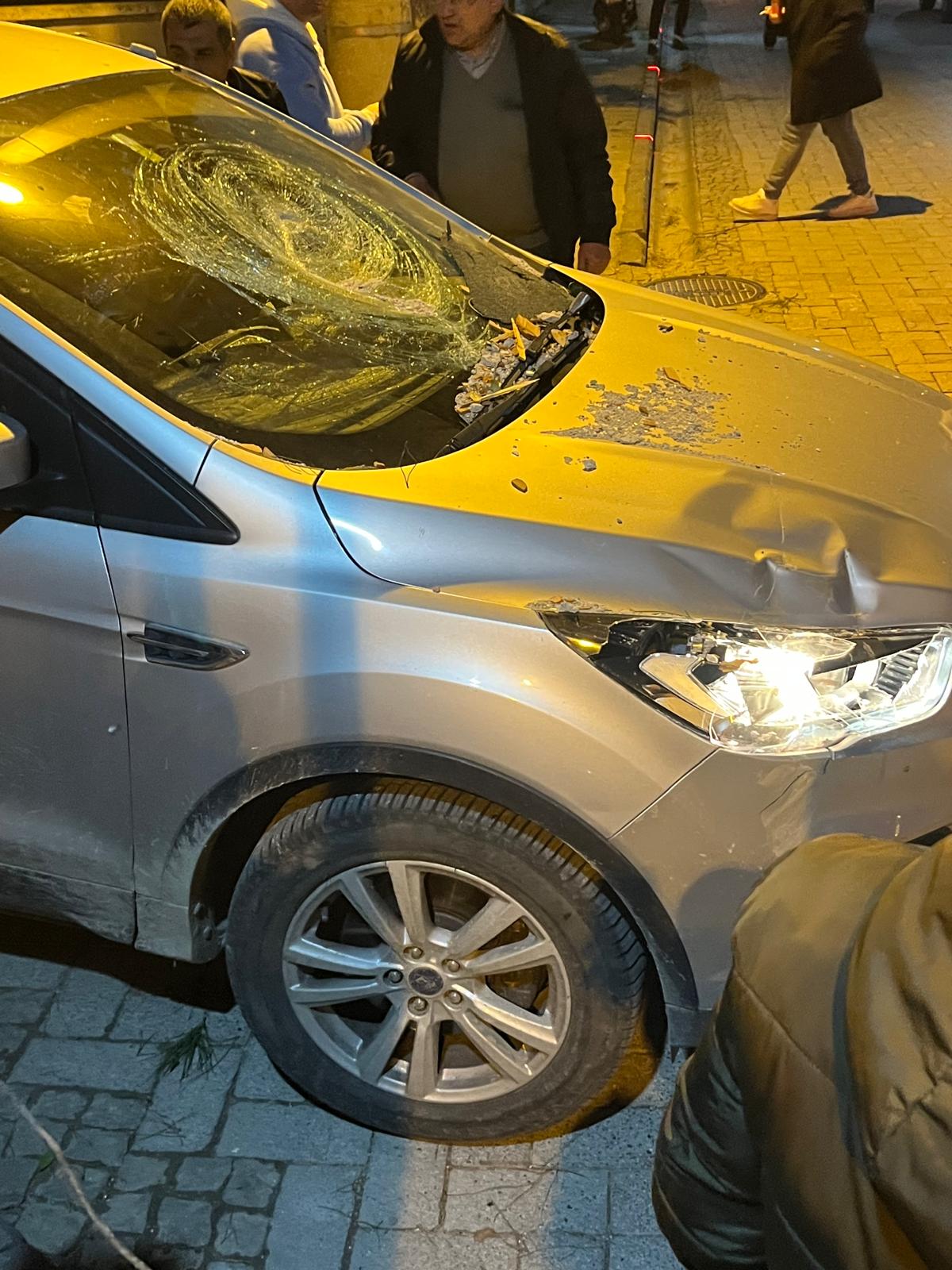 Salihlide Mahalle Ayakta Ucan Cati 5 Araci Kullanilamaz Hale Getirdi (1)-1