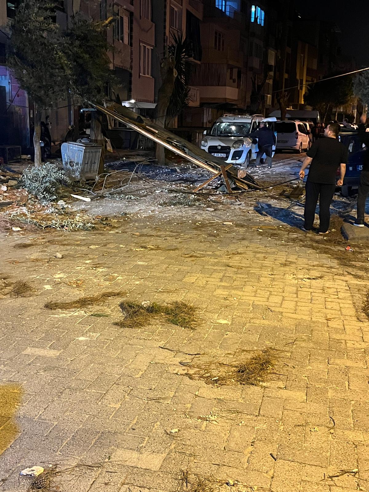 Salihlide Mahalle Ayakta Ucan Cati 5 Araci Kullanilamaz Hale Getirdi (2)