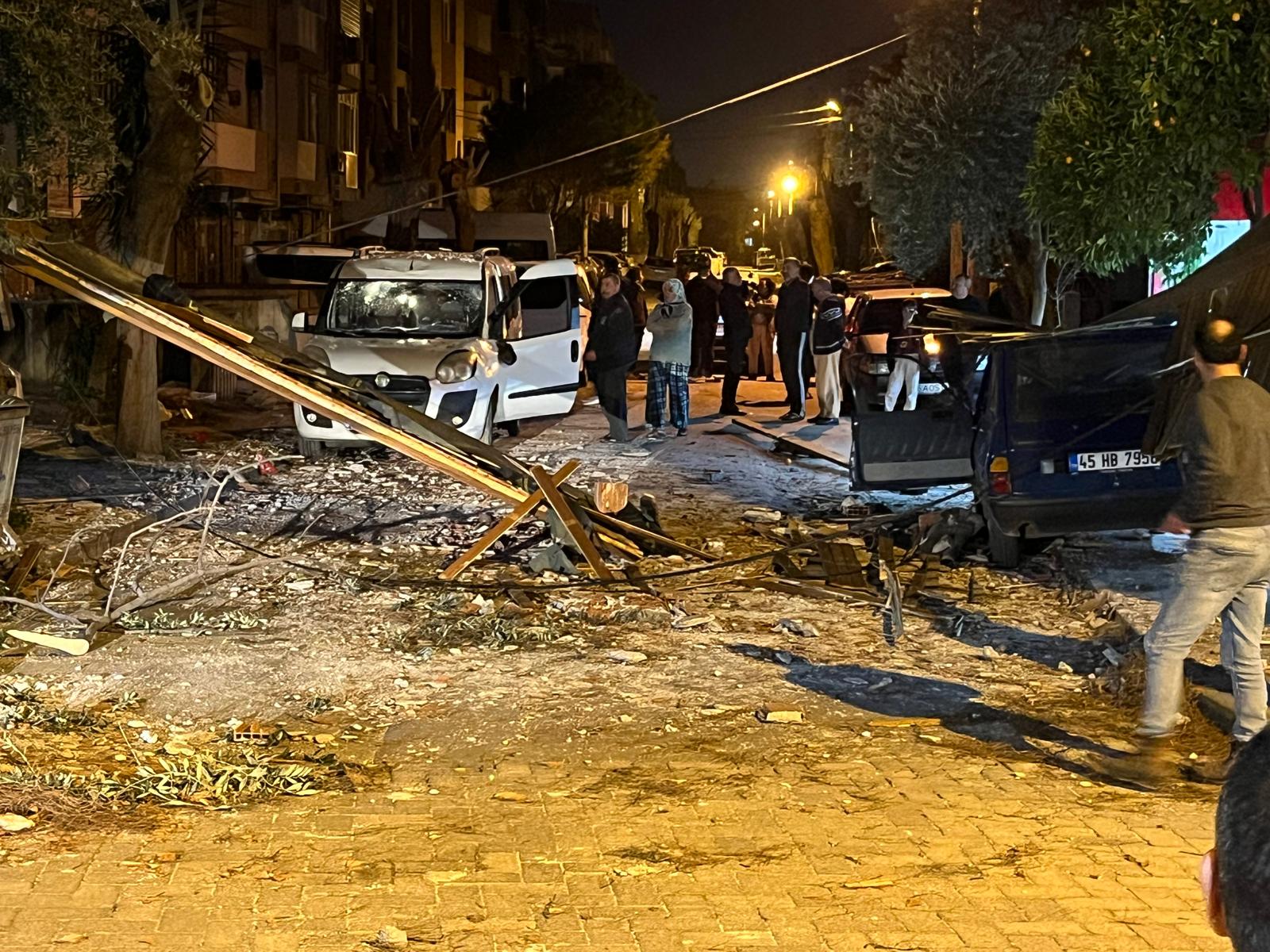 Salihlide Mahalle Ayakta Ucan Cati 5 Araci Kullanilamaz Hale Getirdi (3)