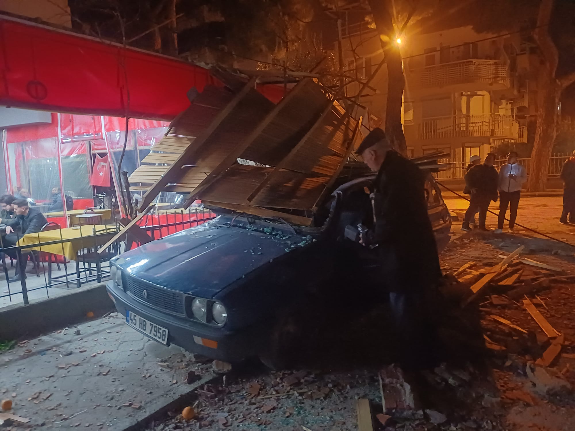 Salihlide Mahalle Ayakta Ucan Cati 5 Araci Kullanilamaz Hale Getirdi (5)