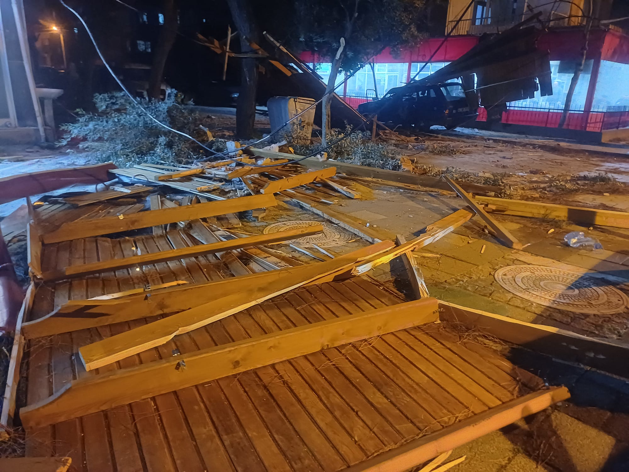 Salihlide Mahalle Ayakta Ucan Cati 5 Araci Kullanilamaz Hale Getirdi (7)