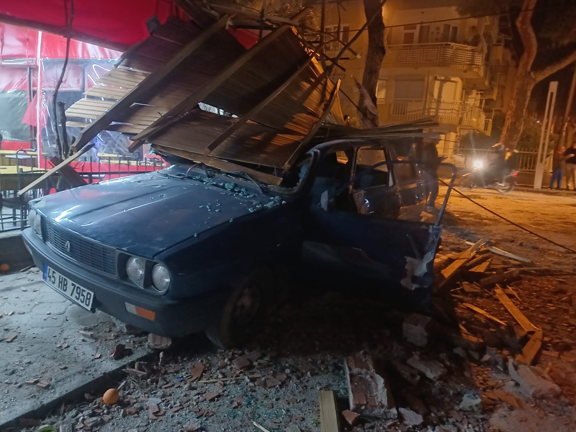 Salihlide Mahalle Ayakta Ucan Cati 5 Araci Kullanilamaz Hale Getirdi (8)