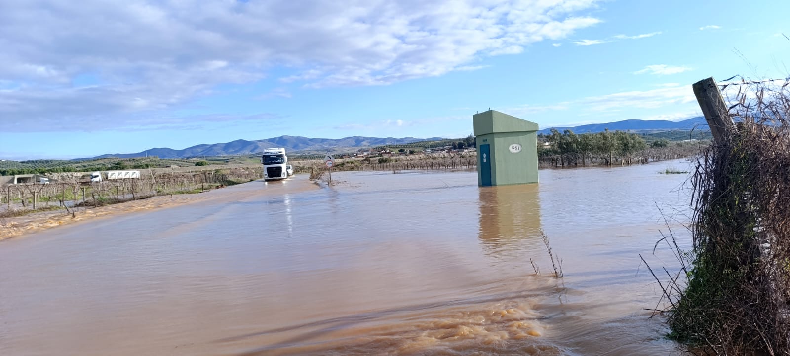 Salihli’de Mevlütlü Bağlantı Yolu Yine Sular Altında Kaldı-2