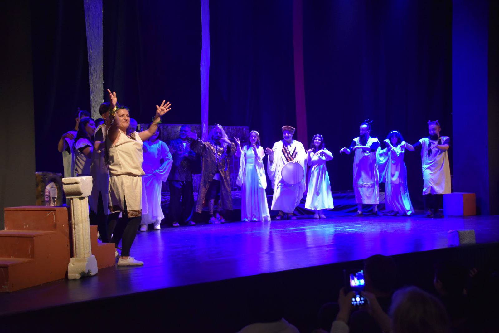 Salihlide Midasin Kulaklari Oyunu Yogun Katilimla Izlendi (1)