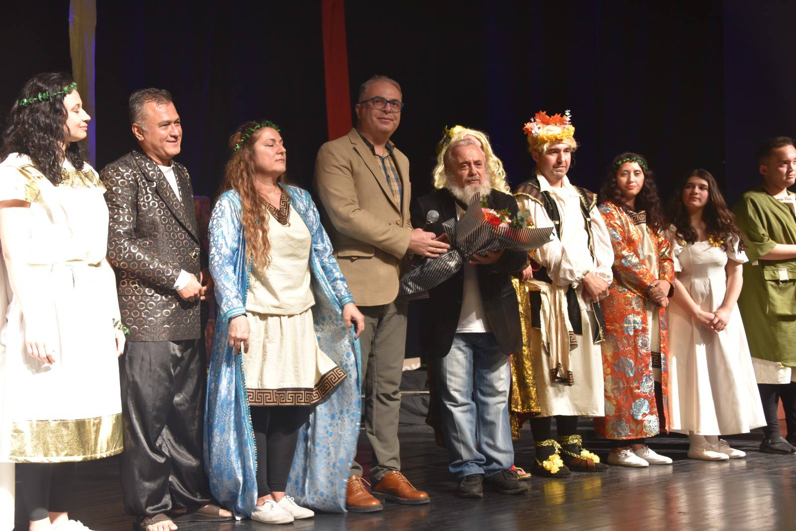 Salihlide Midasin Kulaklari Oyunu Yogun Katilimla Izlendi (2)