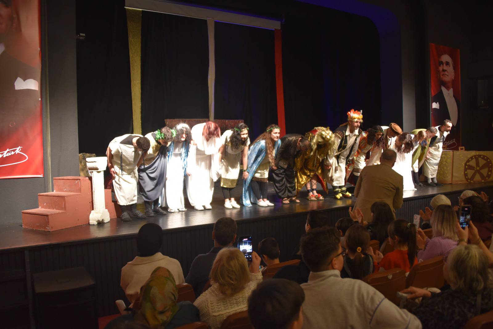 Salihlide Midasin Kulaklari Oyunu Yogun Katilimla Izlendi (6)