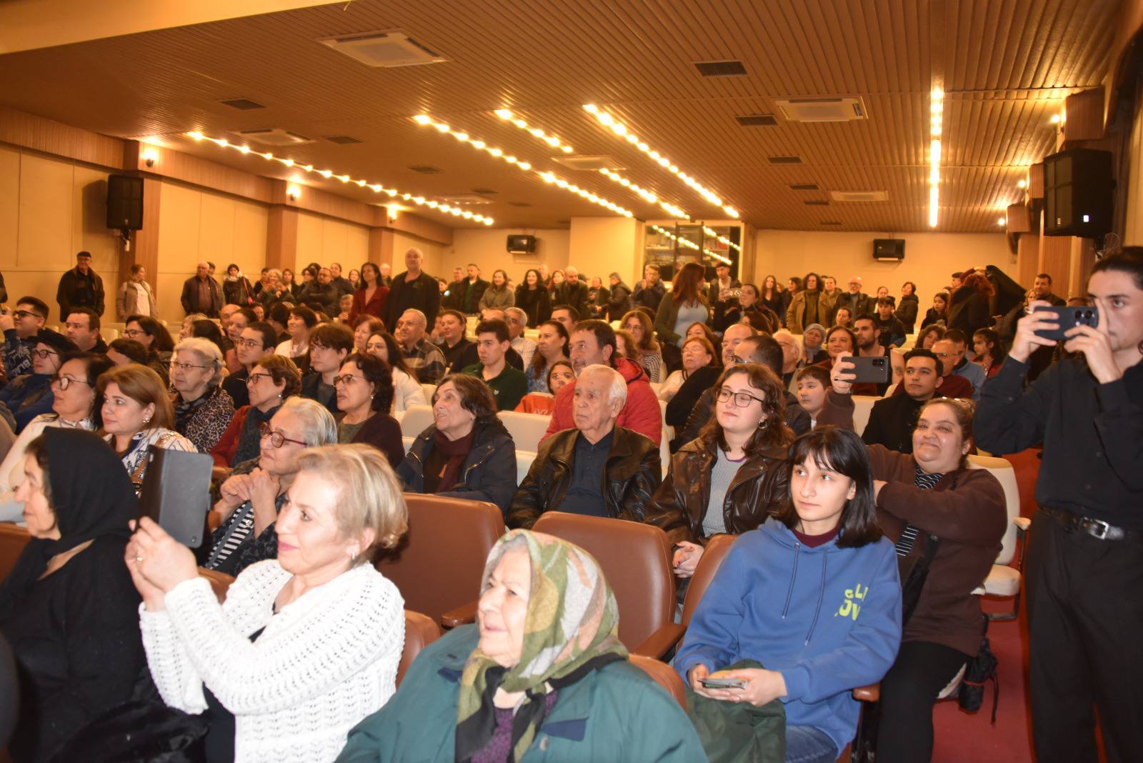 Salihlide Midasin Kulaklari Oyunu Yogun Katilimla Izlendi (8)