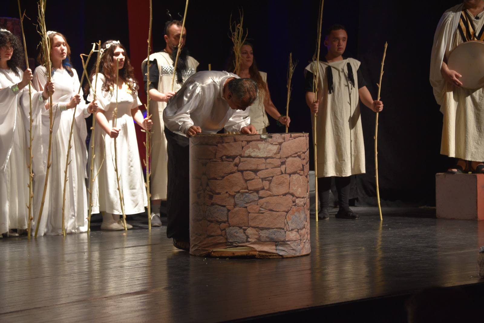 Salihlide Midasin Kulaklari Oyunu Yogun Katilimla Izlendi (9)