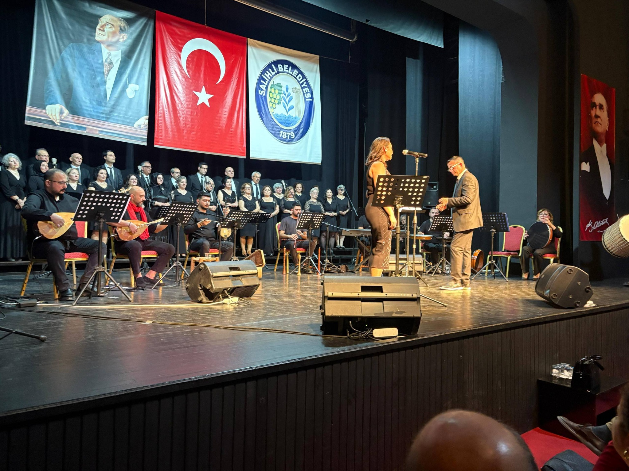 Salihlide Neset Ertas Turkuleri Konserine Yogun Ilgi (1)