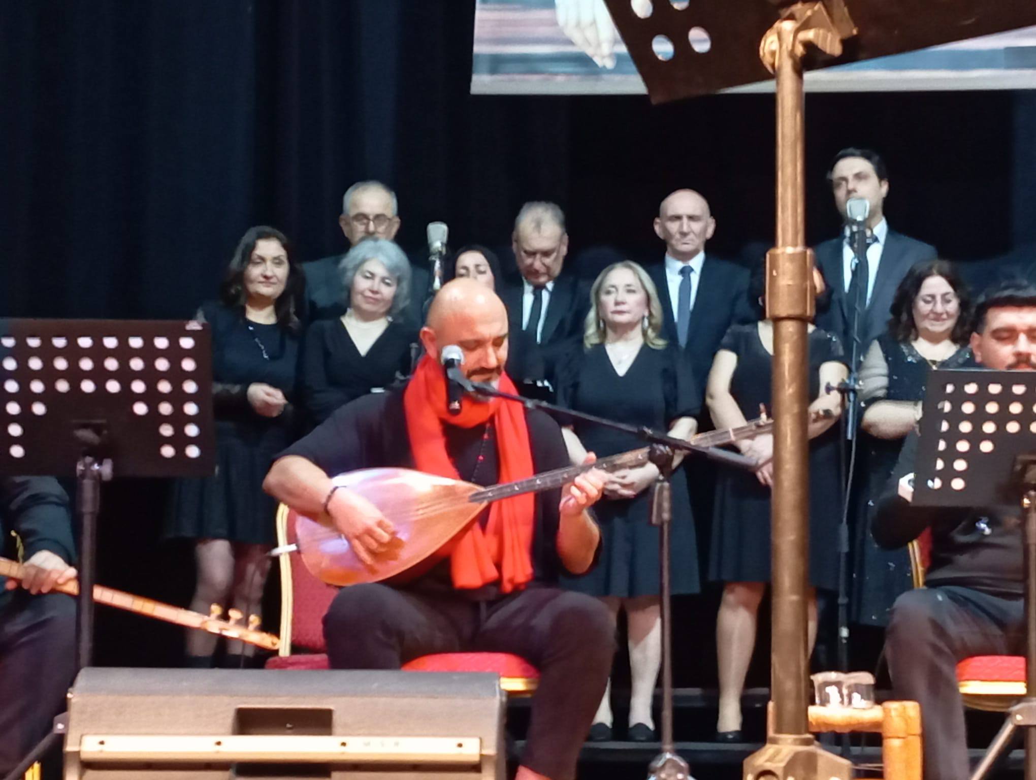 Salihlide Neset Ertas Turkuleri Konserine Yogun Ilgi (2)