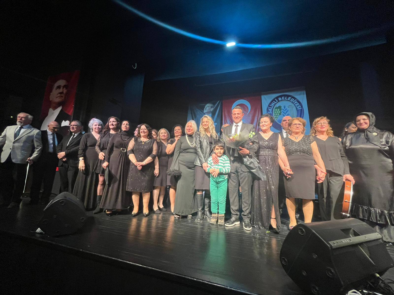 Salihlide Neset Ertas Turkuleri Konserine Yogun Ilgi (3)