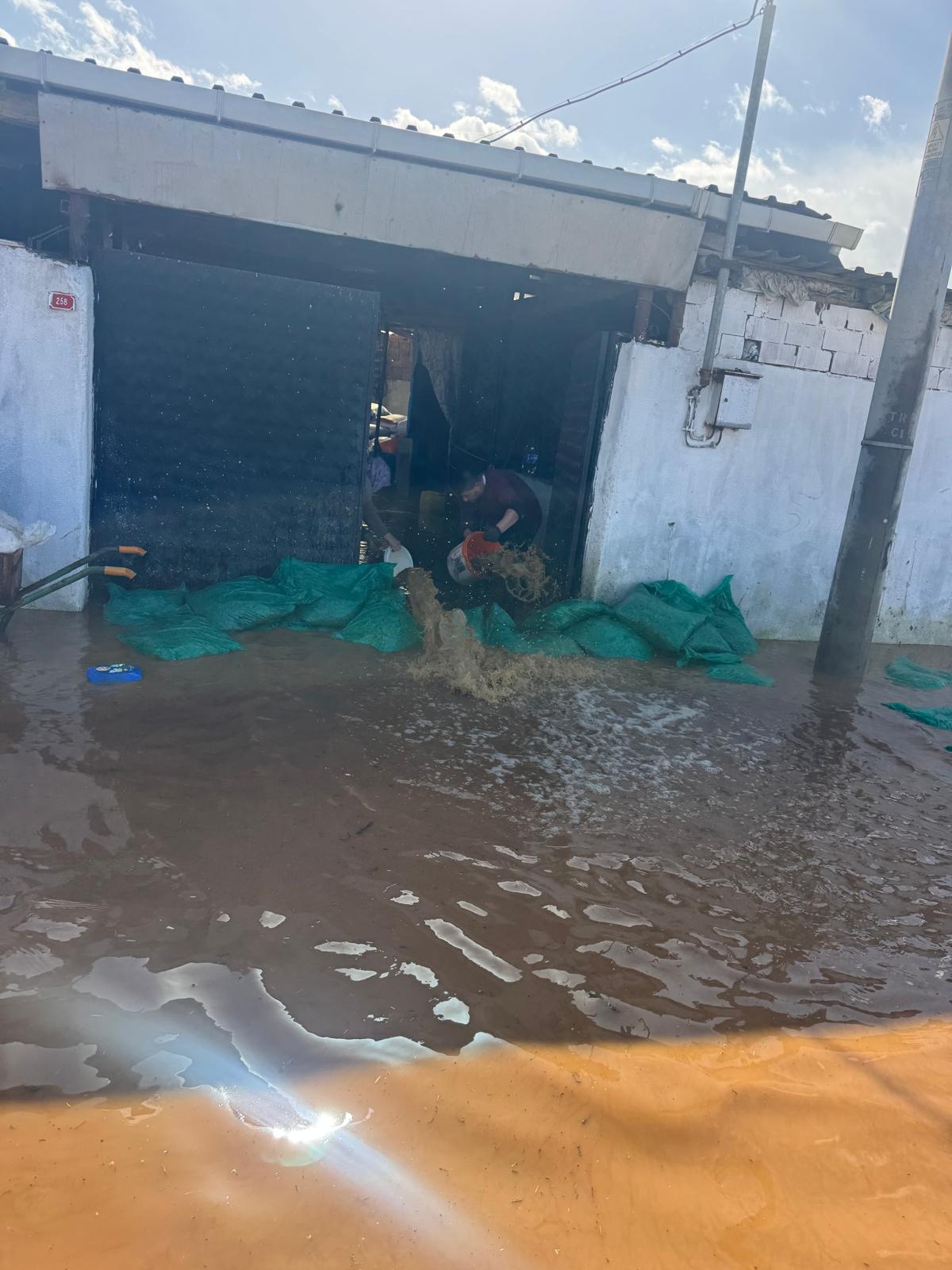 Salihli’de Sel Alarmı ! Yeşilova’da Vatandaşlar Traktörlerle Kurtarıldı (3)