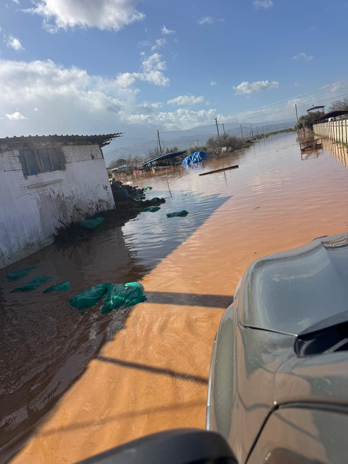 Salihli’de Sel Alarmı ! Yeşilova’da Vatandaşlar Traktörlerle Kurtarıldı (4)