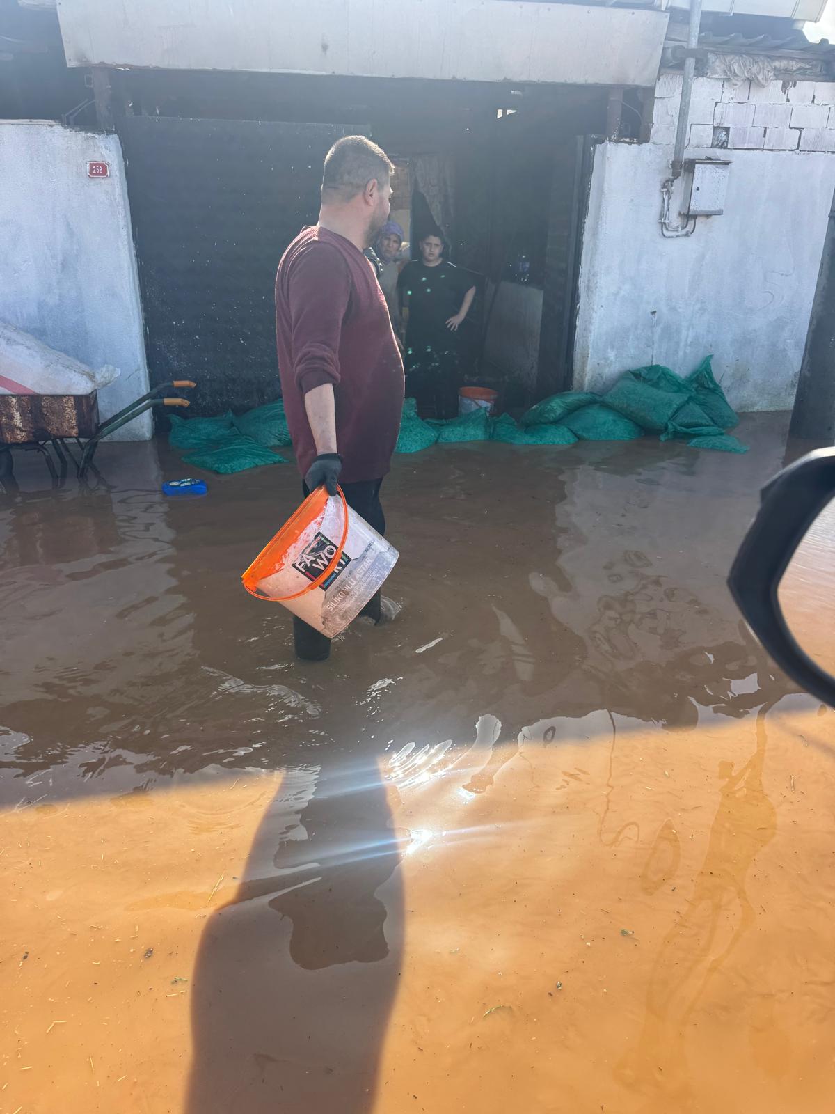 Salihli’de Sel Alarmı ! Yeşilova’da Vatandaşlar Traktörlerle Kurtarıldı (6)