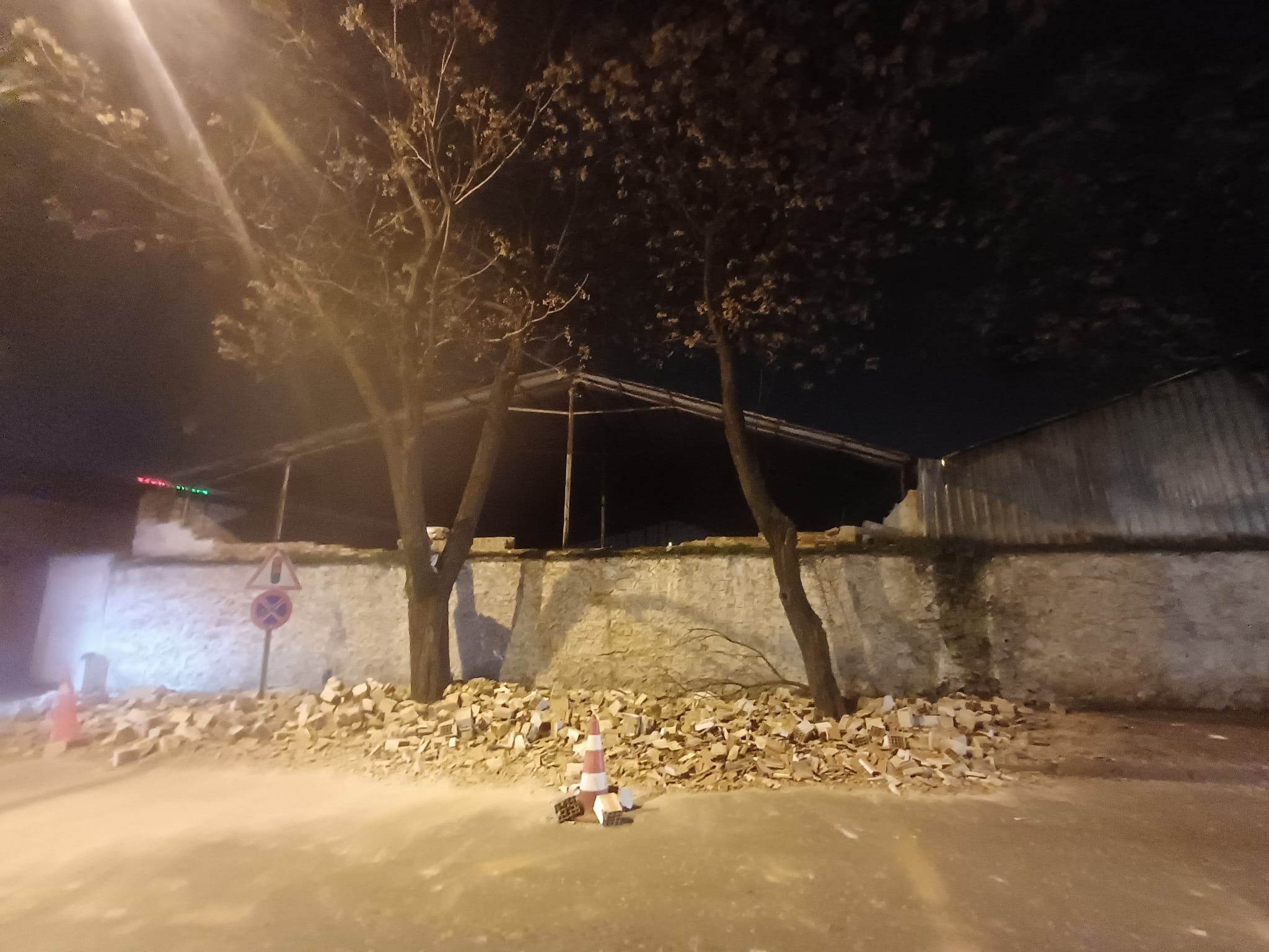 Salihlide Siddetli Firtina Depo Duvarlari Yerle Bir Oldu Trafik Kilitlendi (2)