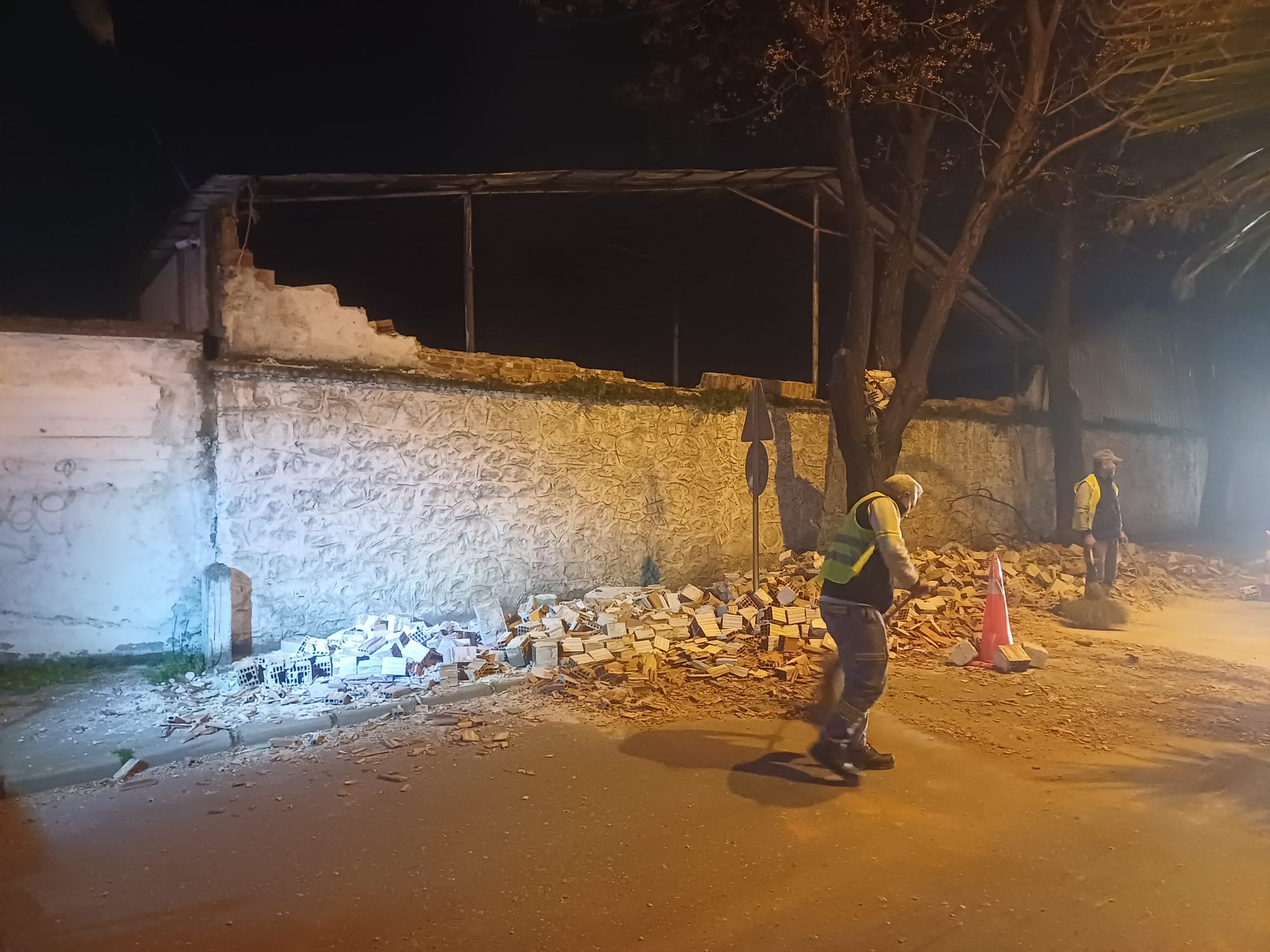 Salihlide Siddetli Firtina Depo Duvarlari Yerle Bir Oldu Trafik Kilitlendi (3)