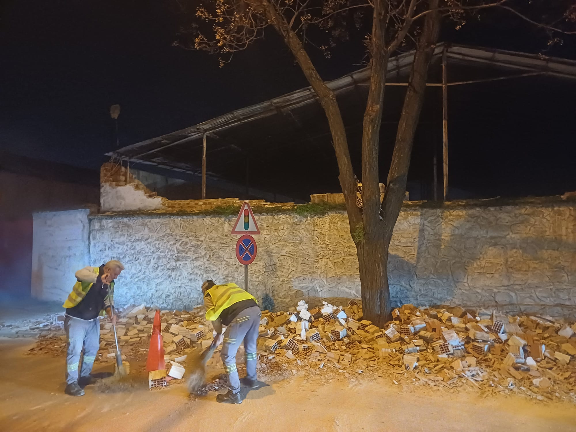 Salihlide Siddetli Firtina Depo Duvarlari Yerle Bir Oldu Trafik Kilitlendi (4)