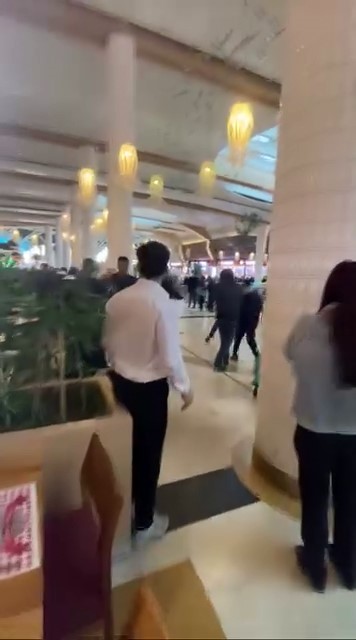 Sandalyelerin Ucustugu Kavga Kamerada Avmde Guvenlik Gorevlisi Bicaklandi (2)