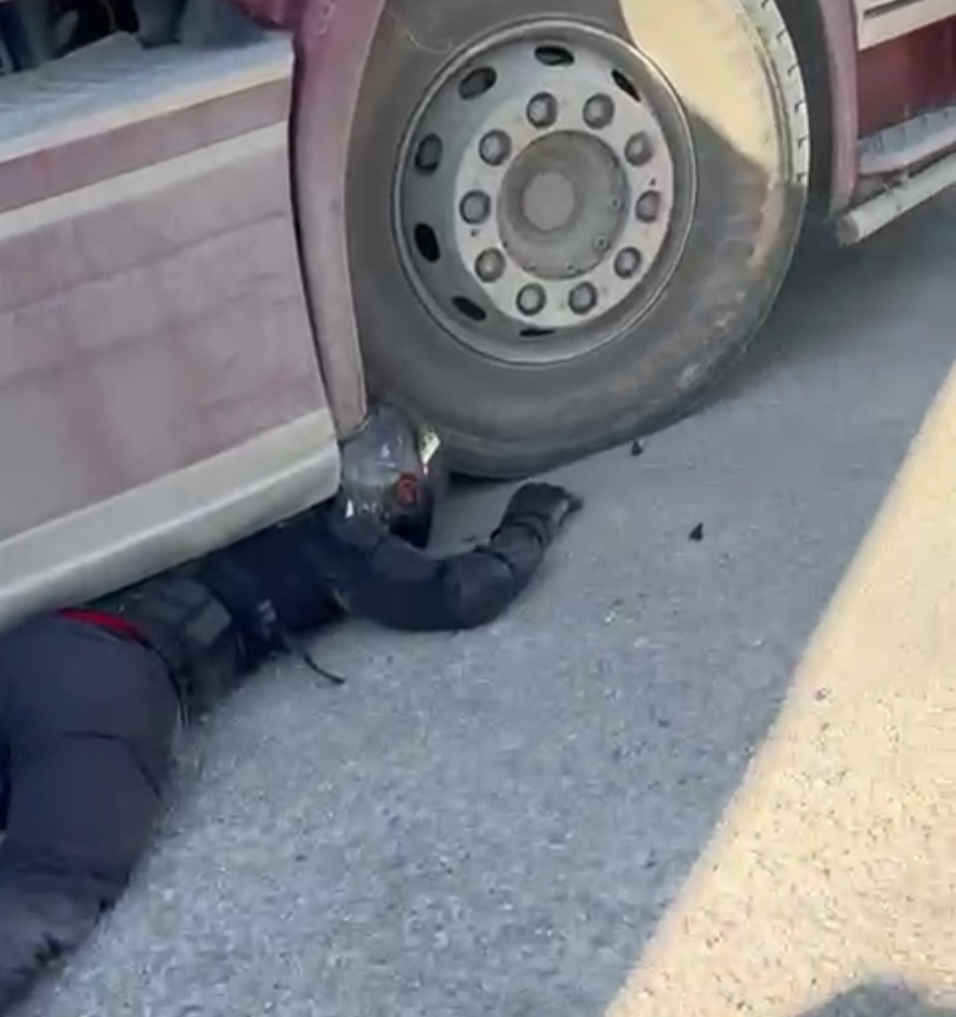 Saniyelerle Olumden Dondu Tirin Altinda Kalan Motosikletli Boyle Konustu (2)