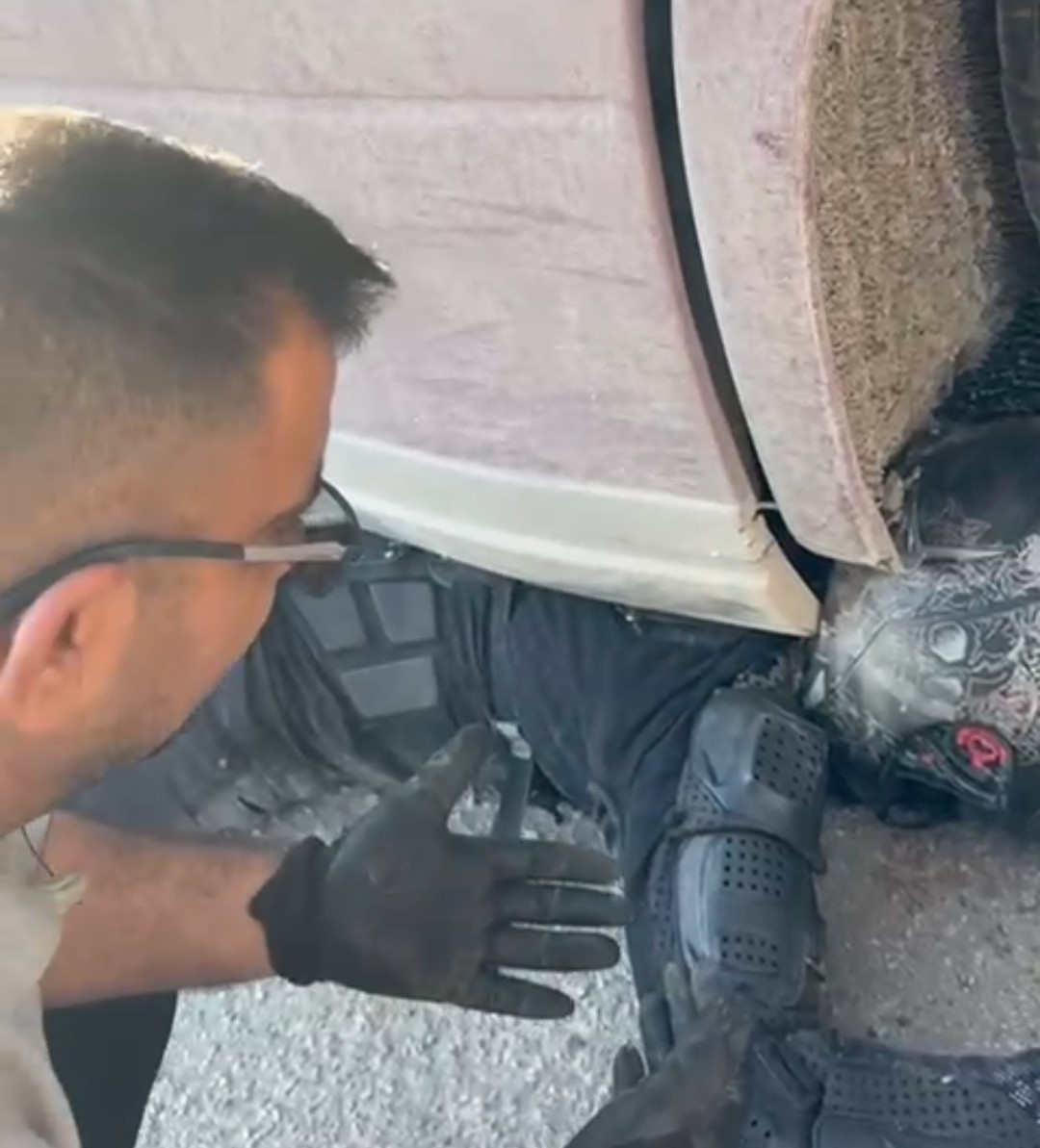 Saniyelerle Olumden Dondu Tirin Altinda Kalan Motosikletli Boyle Konustu (3)