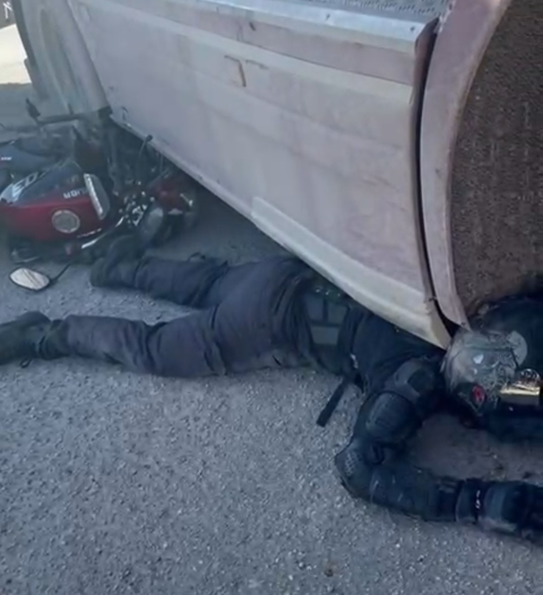 Saniyelerle Olumden Dondu Tirin Altinda Kalan Motosikletli Boyle Konustu (4)