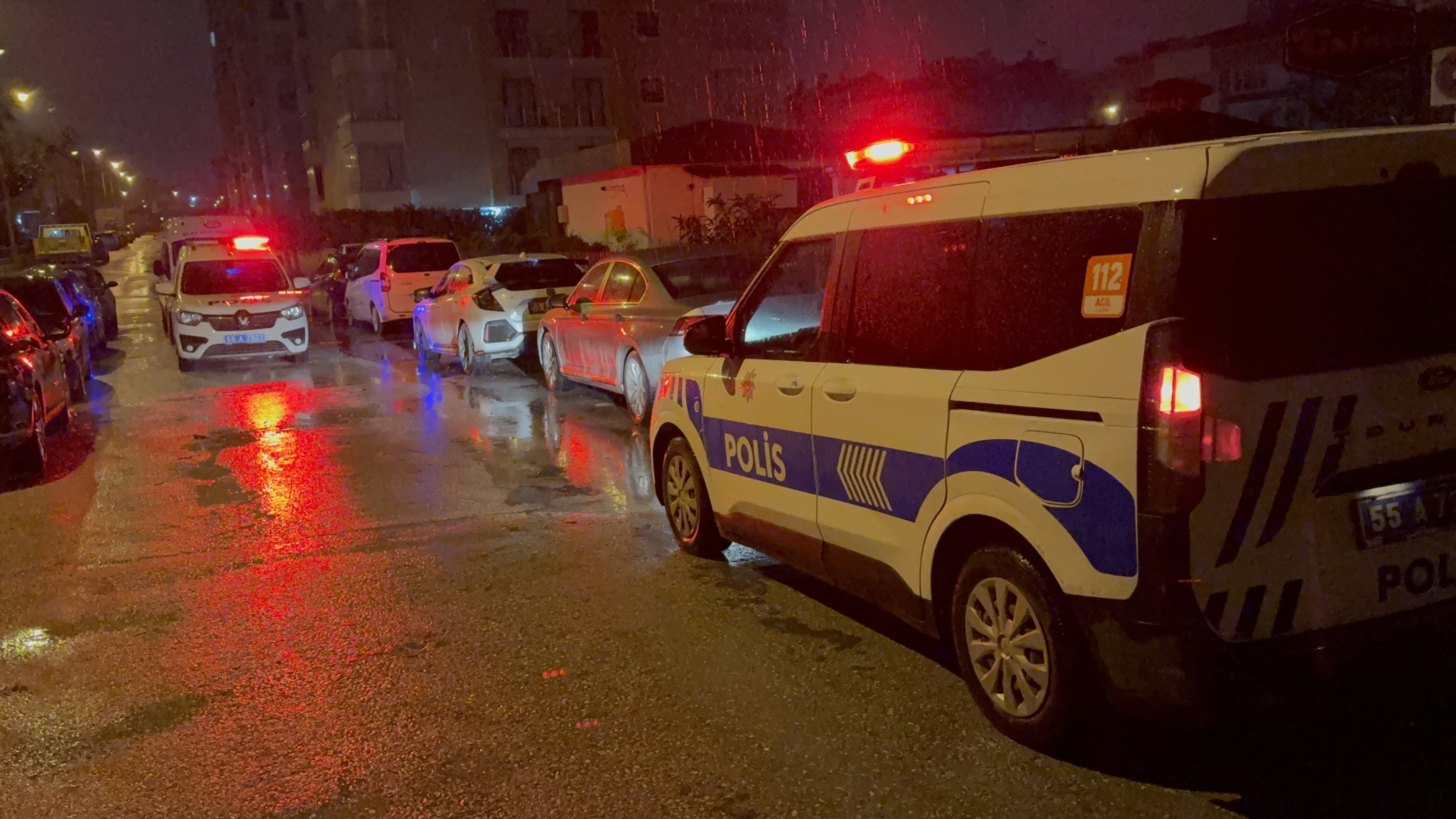 Sessiz Konus Uyarisi Kanli Bitti Once Ablasini Bicakladi Sonra Balkondan Asagi Atladi (2)